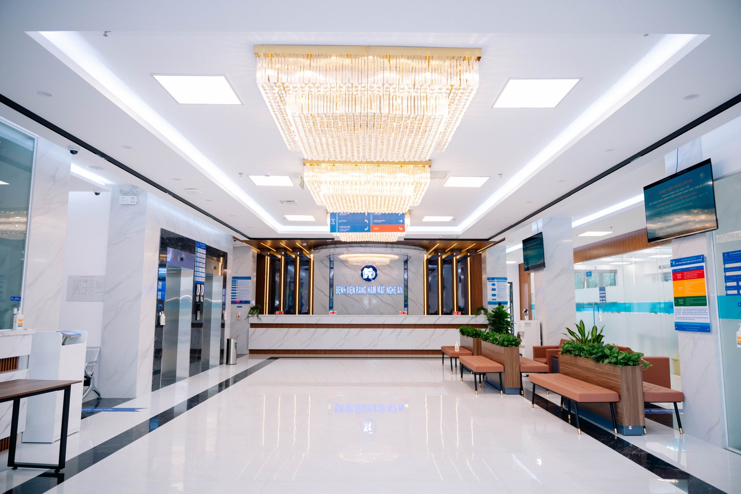 Nên khám răng ở bệnh viện hay phòng khám tư